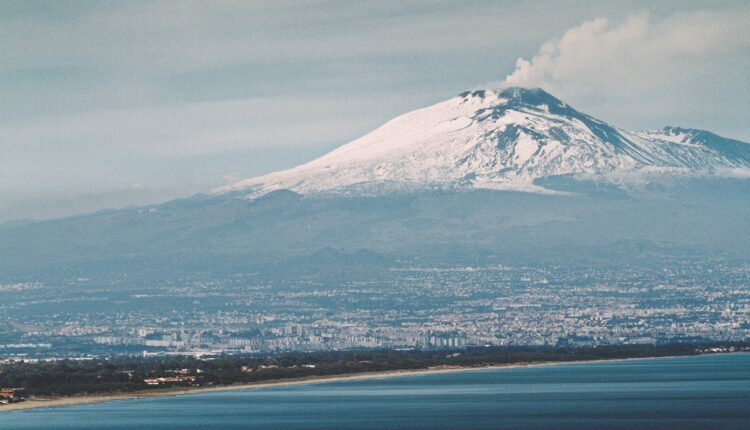 Italie : l'Etna perturbe les vols vers la Sicile