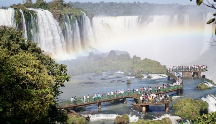 Brésil : suite aux fortes pluies les chutes d'Iguazu ferment