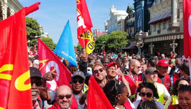 Disneyland Paris : un millier de manifestants pour des hausses de salaire