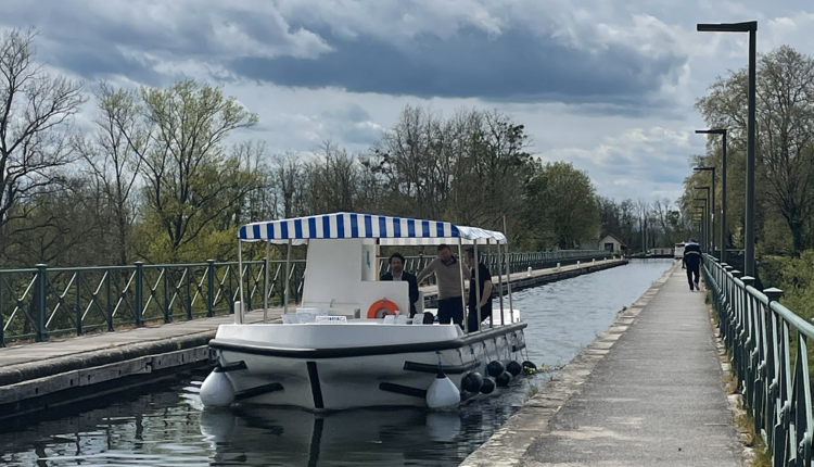 En Bourgogne, le premier bateau à hydrogène sans permis
