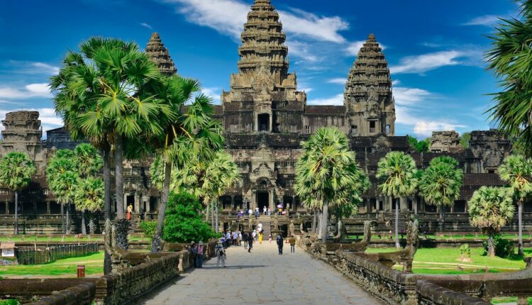 Cambodge : le Premier ministre justifie le relogement controversé des habitants d’Angkor