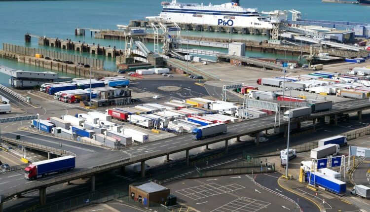 "Jusqu’à 14 heures d’attente" à la frontière à Douvres : le nouveau système de contrôle qui inquiète les Britanniques