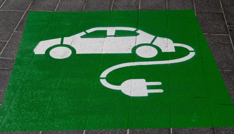 Hertz va revendre 20 000 voitures électriques pour reprendre des voitures à essence