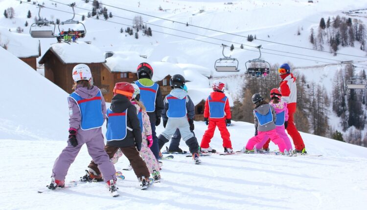 Moniteurs de ski : l'Assemblée vote un texte pour favoriser l'activité des stagiaires