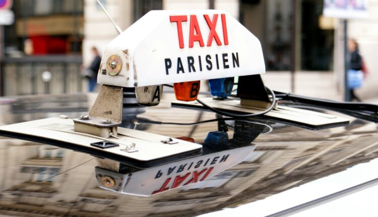 JO 2024 : pour protéger les touristes la police chasse les faux taxis