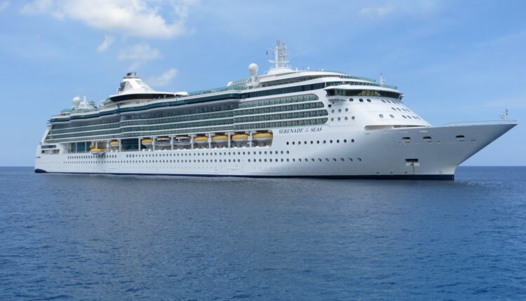 Amsterdam : le Serenade of the Seas (Royal Caribbean) bloqué par des militants écologistes
