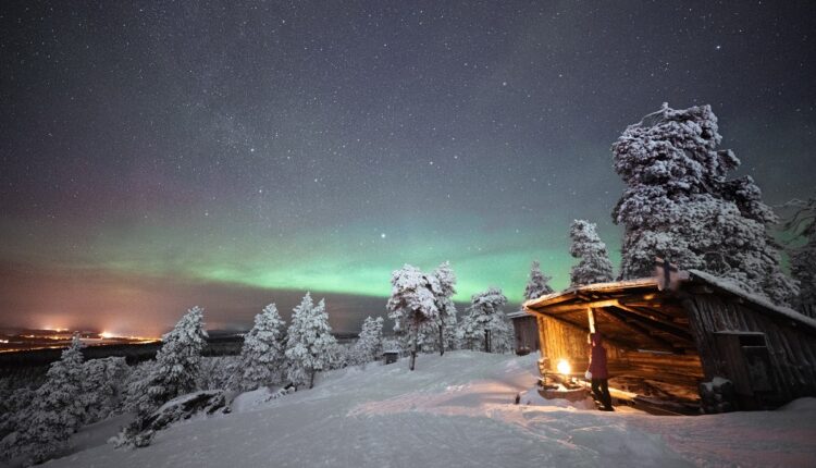 En Laponie, les touristes et le Père Noël attendent... la neige