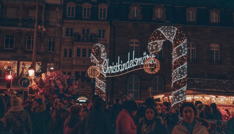 Strasbourg : le marché de Noël ouvre ses portes et craint la foule