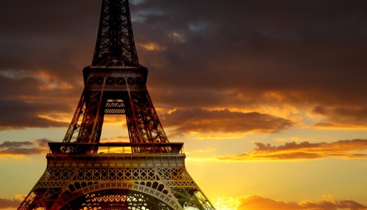 Paris : la fermeture de l'office du tourisme suscite de vives réactions