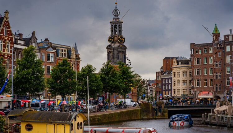 Amsterdam: vers l'interdiction des bateaux de plaisance polluants sur les canaux