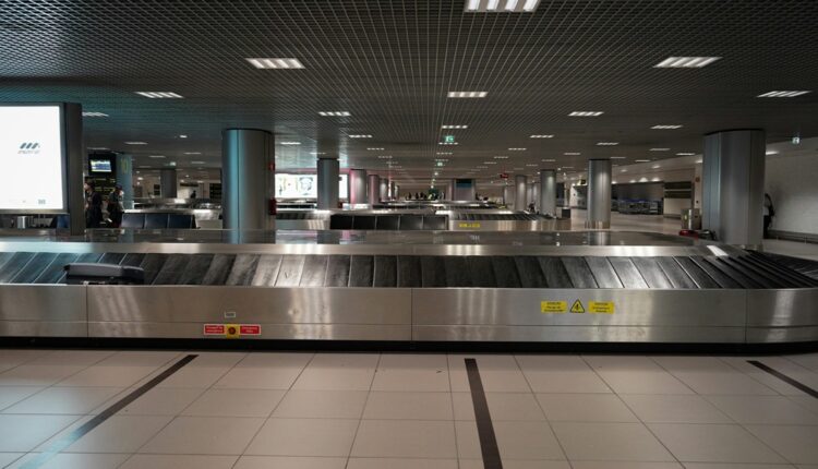 Bagages : les Français de plus en plus méfiants face aux règles des compagnies aériennes, selon une étude