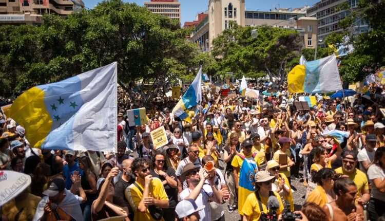 Canaries : des milliers de personnes manifestent contre le surtourisme