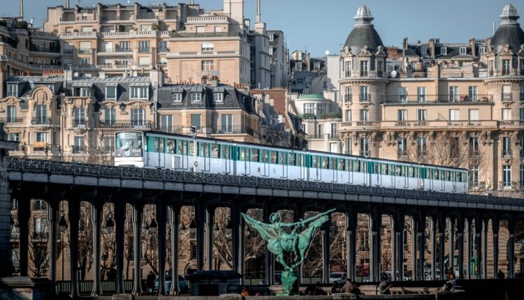 Dans les métros parisiens, les voyageurs risquent une amende à cause d’une valise trop grande