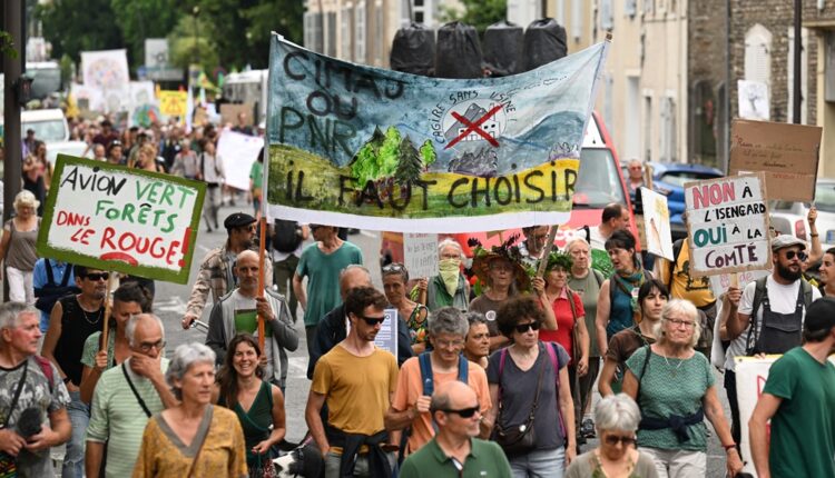 Pyrénées-Atlantiques : un millier de manifestants mobilisés contre un projet d'usine de biocarburants