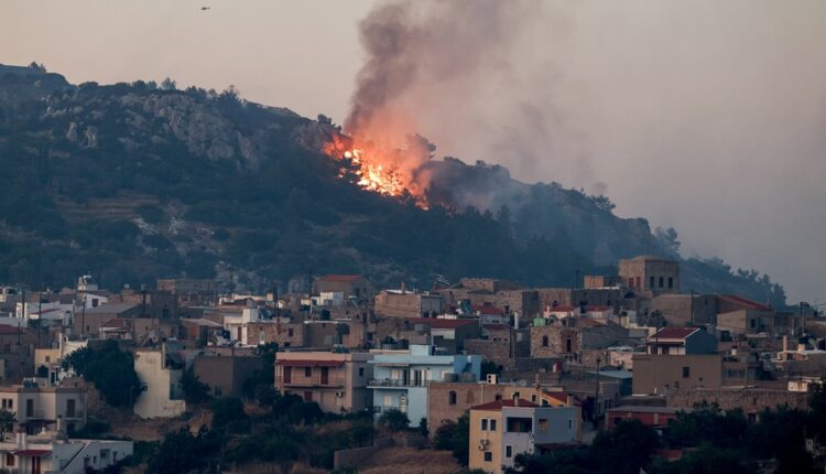 Grèce: l'île de Chios, en proie à des incendies, placée en état d'urgence