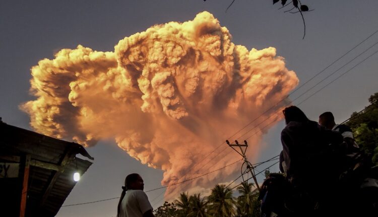 Bali : une trentaine de vols annulés après l’éruption d’un volcan
