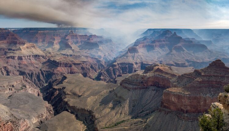 États-Unis : le Grand Canyon ferme sa rive nord pour le reste de la saison à cause d'un incendie