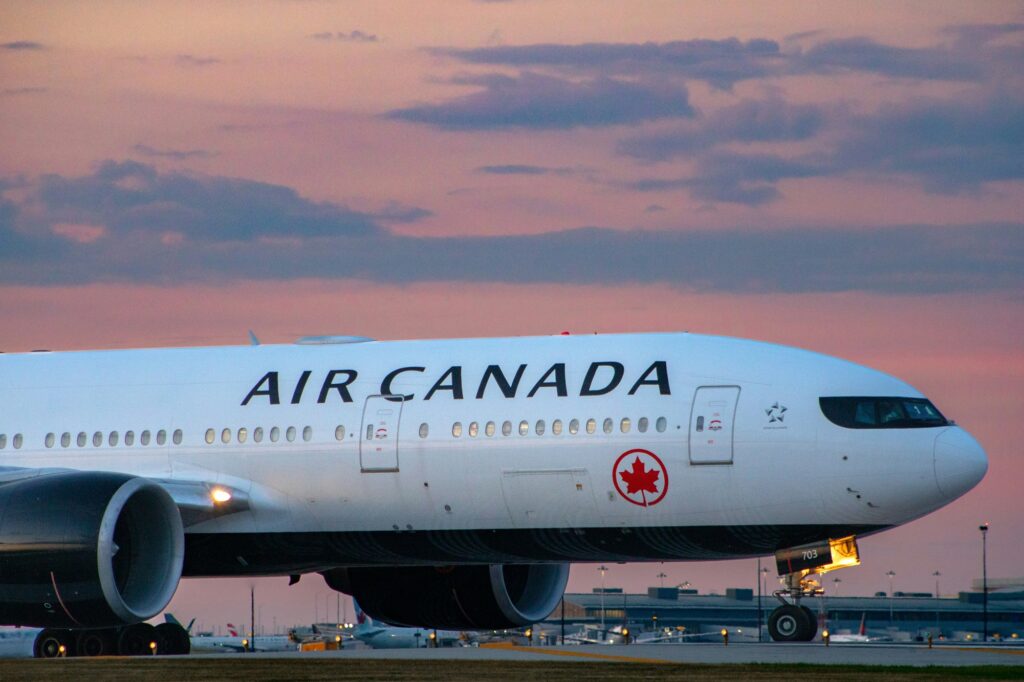 Plus de 900 vols frauduleux : un ancien pilote d’Air Canada arrêté pour falsification de licence